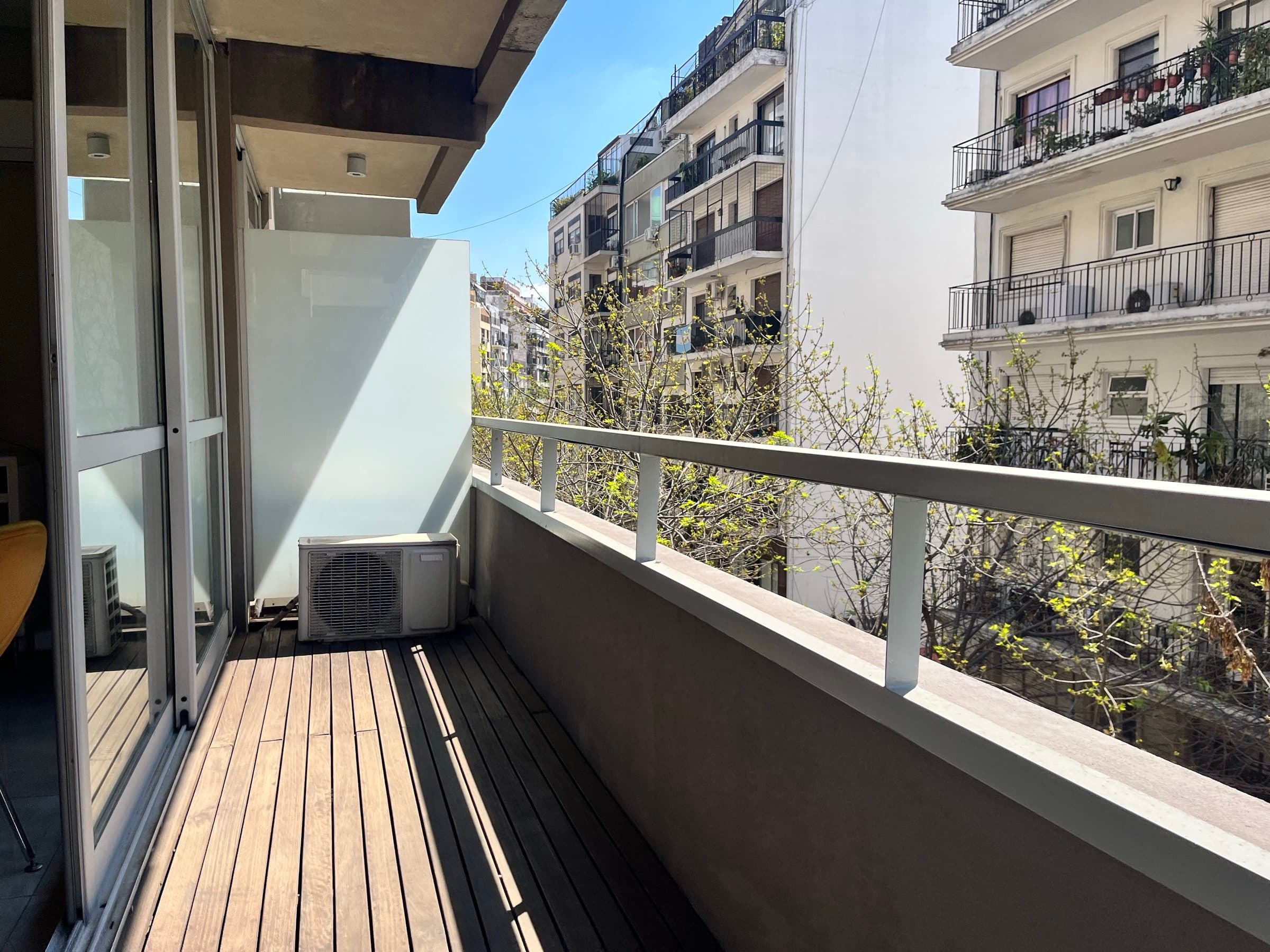 Balcón de Marais Recoleta sobre una calle arbolada de Barrio Norte